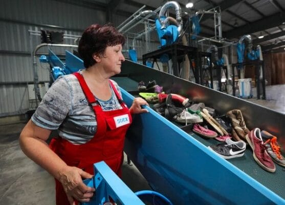 Bei Soex werden die gesammelten Schuhe sortiert.