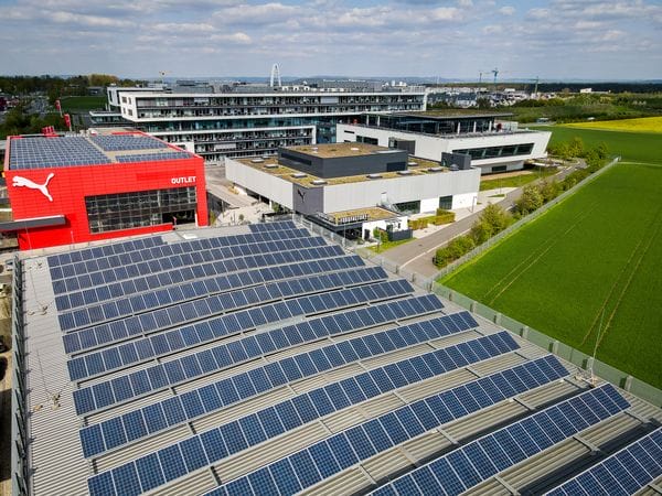 Solarpanels auf dem Dach der Puma-Zentrale