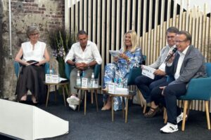 HDS/L-Pressekonferenz auf der Shoes Düsseldorf: Messechefin Ulrike Kähler, HDS/L-Vorsitzender Carl-August Seibel, Moderatorin Dr. Claudia Schulz, HDS/L-Hauptgeschäftsführer Manfred Junkert und BTE-Geschäftsführer Rolf Pangels (von links)